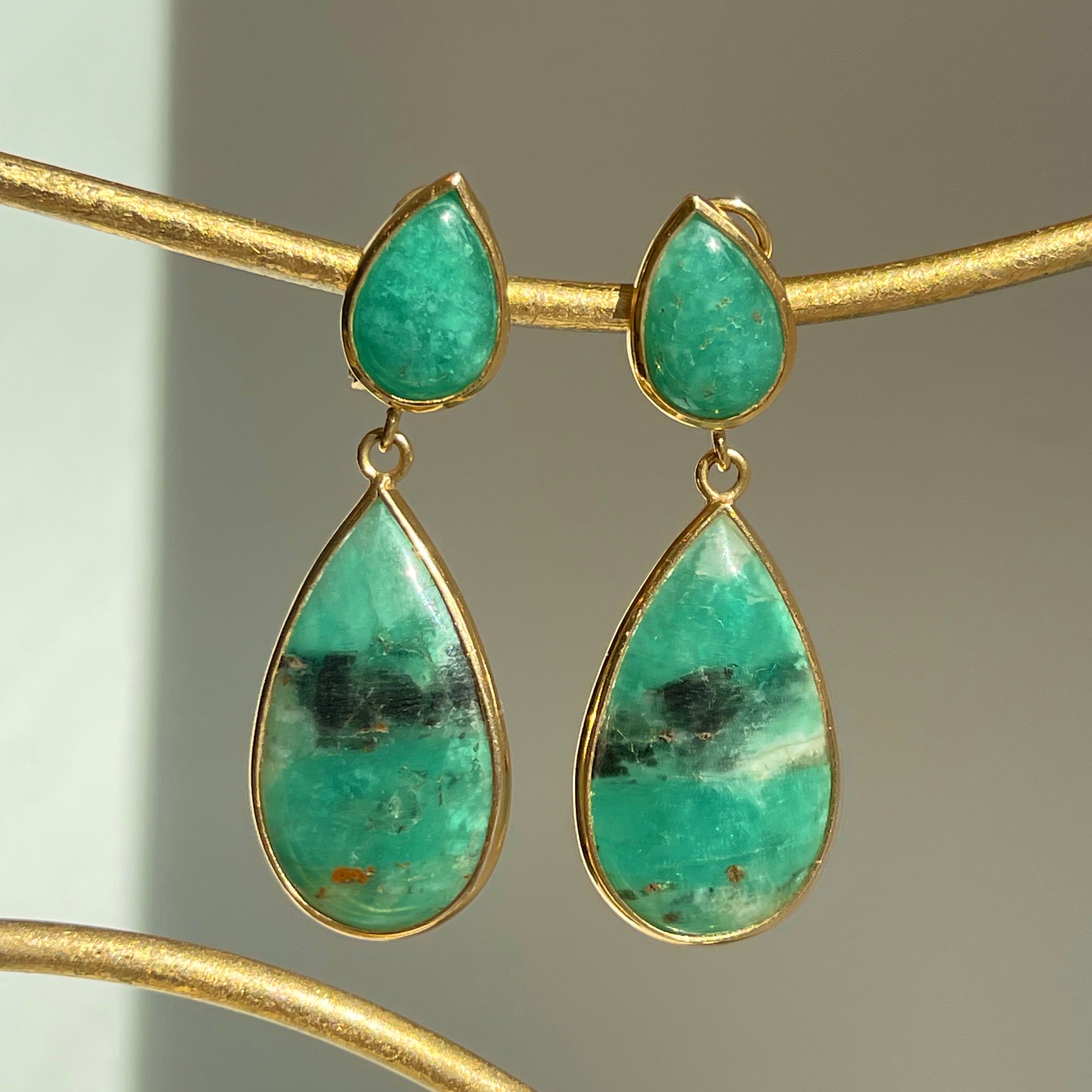 Single 18K Yellow Gold high quality Colombian Emerald Cabochon Earring 8mm