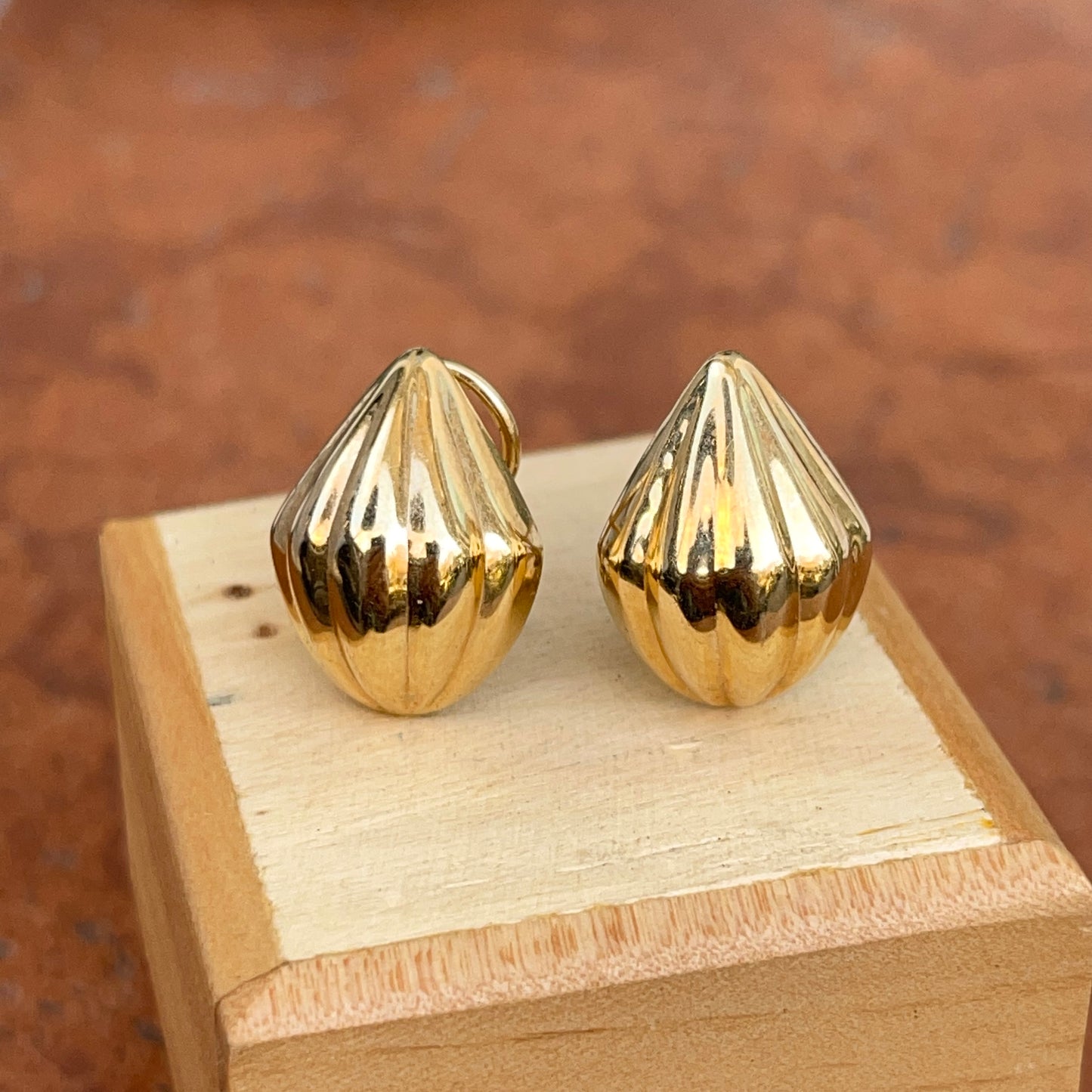 Estate 14KT Yellow Gold Ribbed Pear Shape Omega Earrings