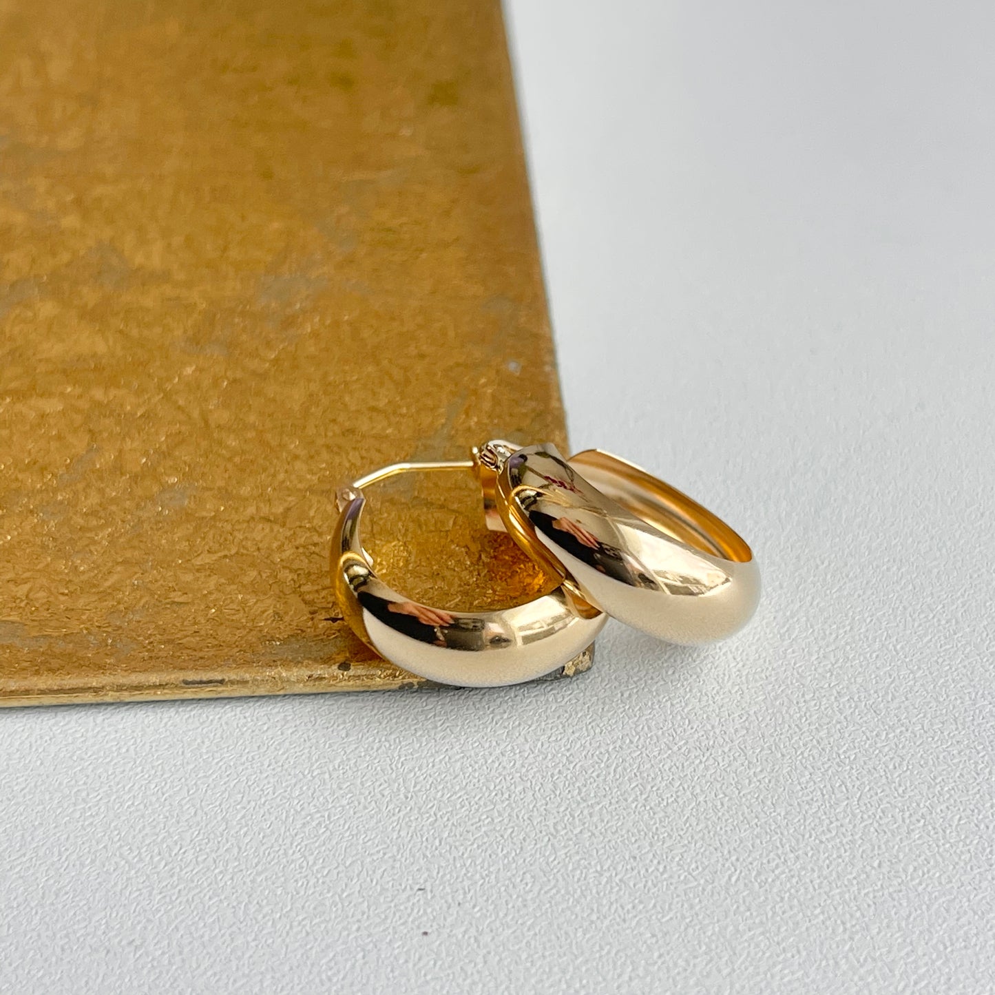 14KT Yellow Gold Round Tube Hoop Earrings 21mm