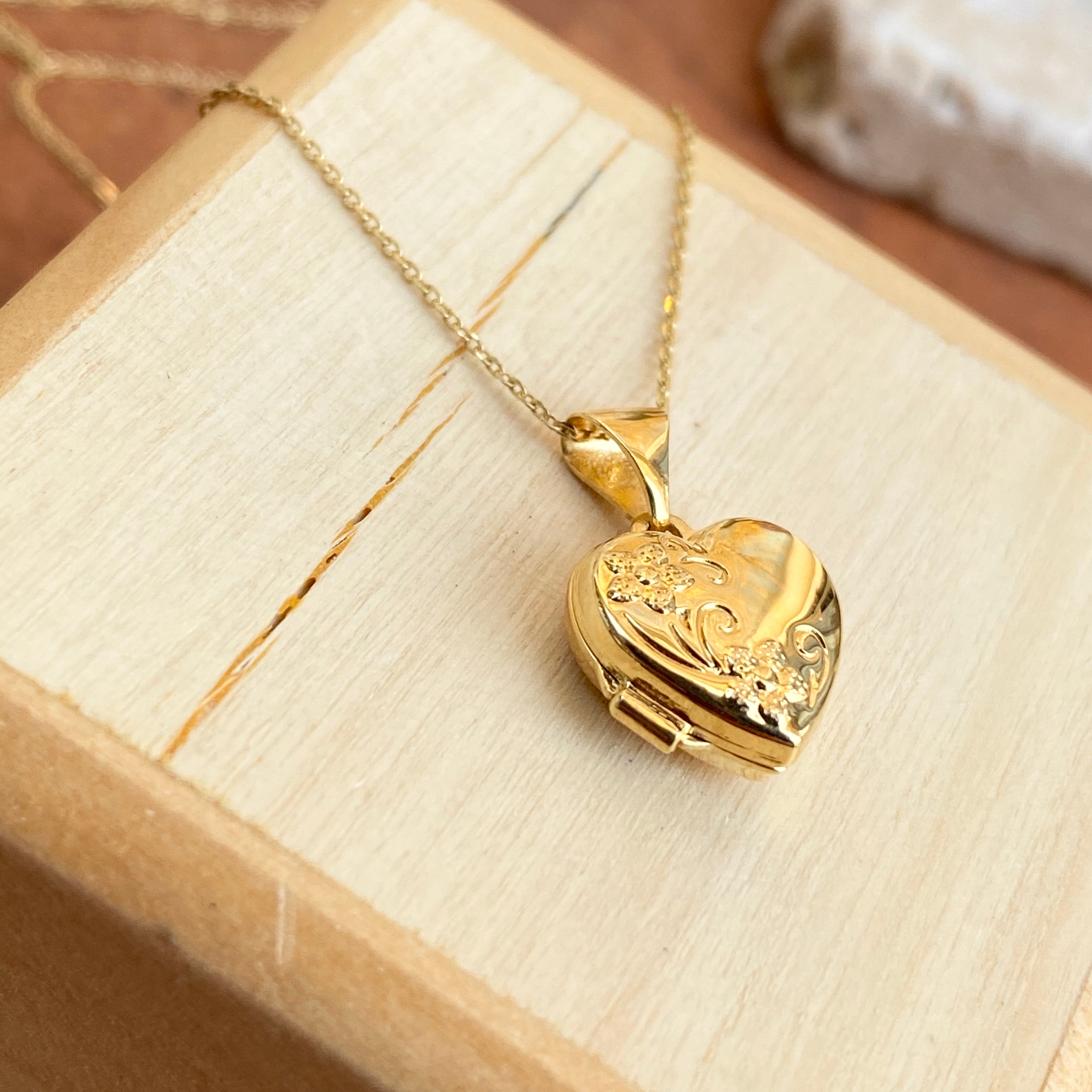 9ct Gold Heart Locket And Chain - R7252 | F.Hinds Jewellers