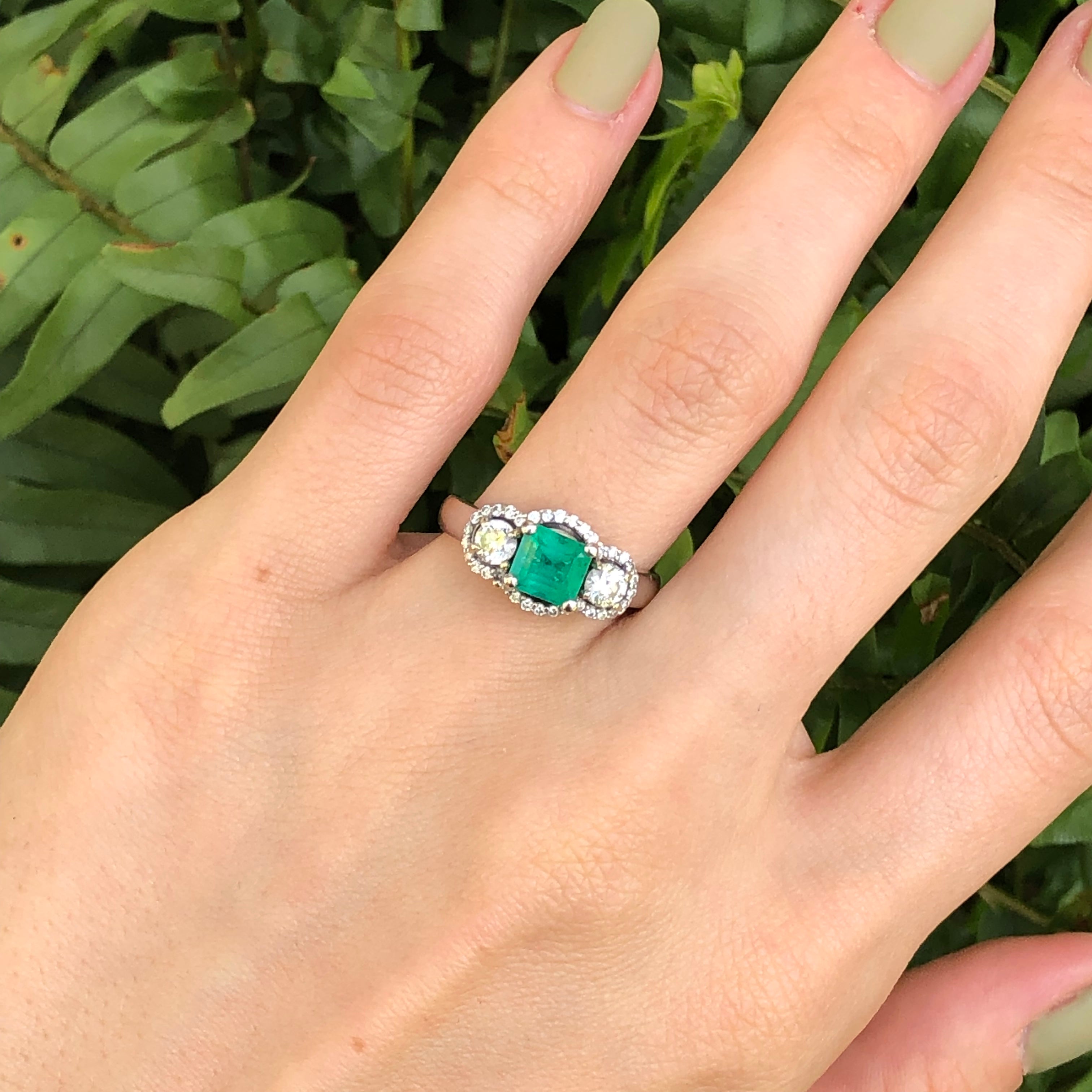 Estate jewelry emerald ring deals