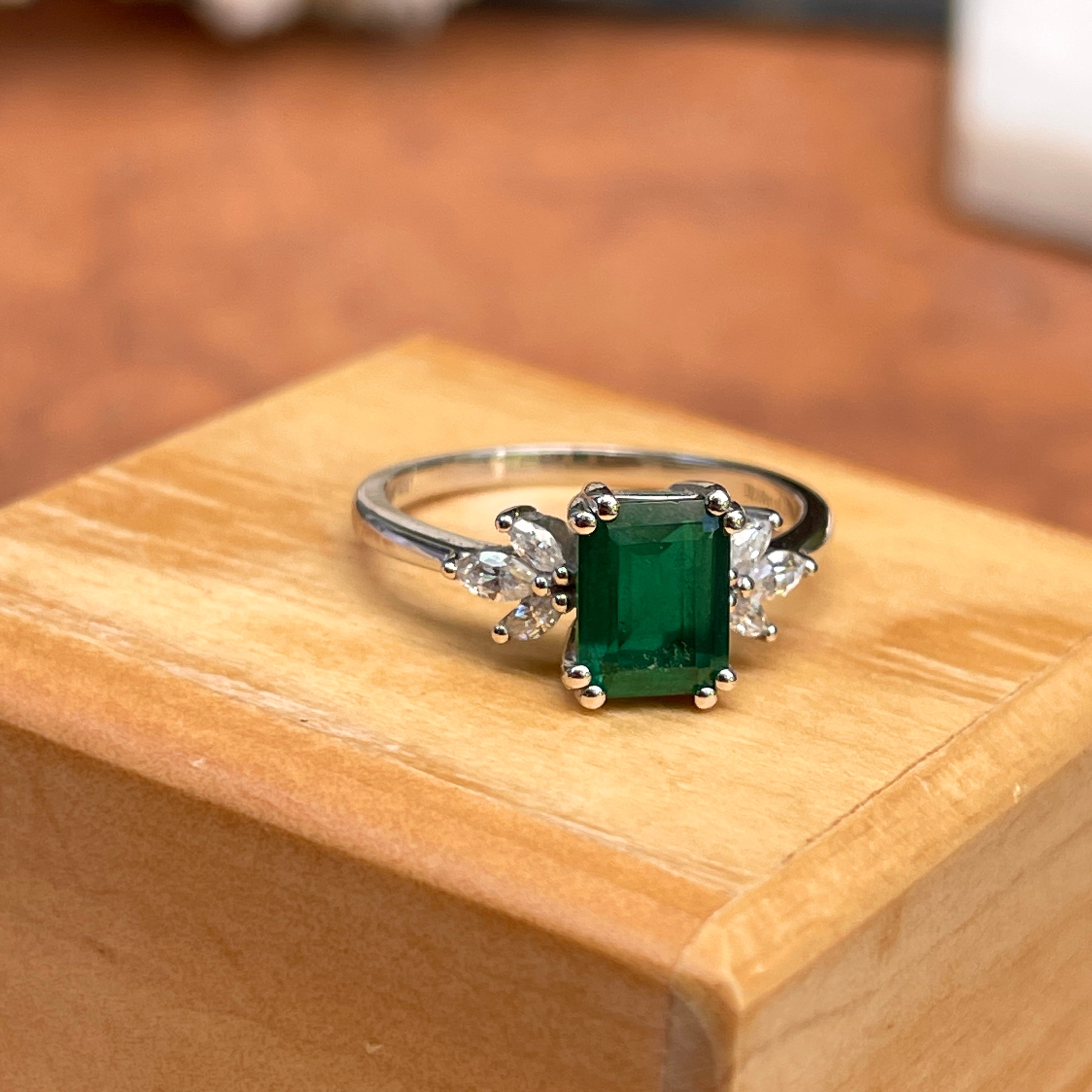 Emerald Alexandrite Men's Streamline ring - 14K White Gold |JewelsForMe