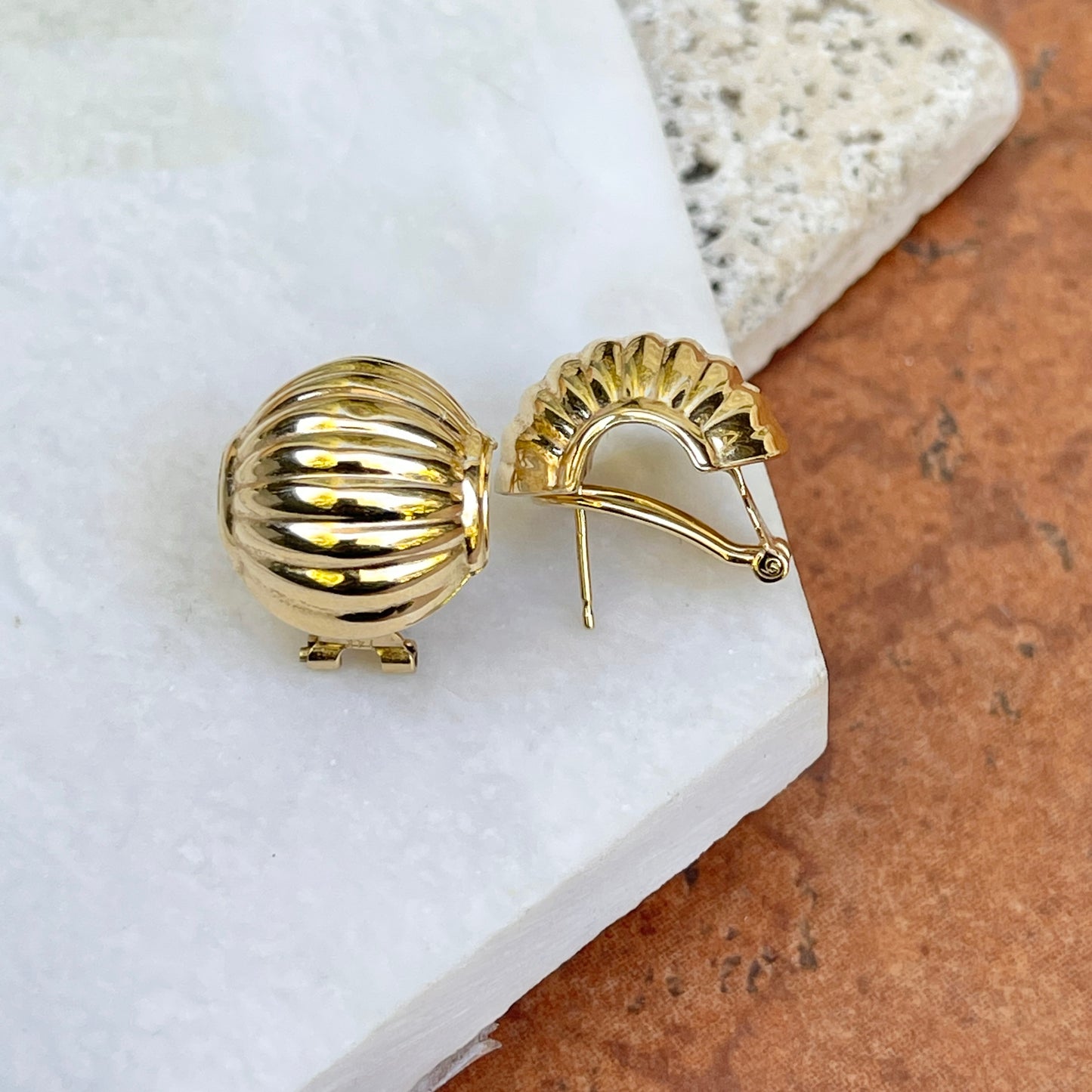 Estate 14KT Yellow Gold Ribbed Shell Round Omega Back Earrings