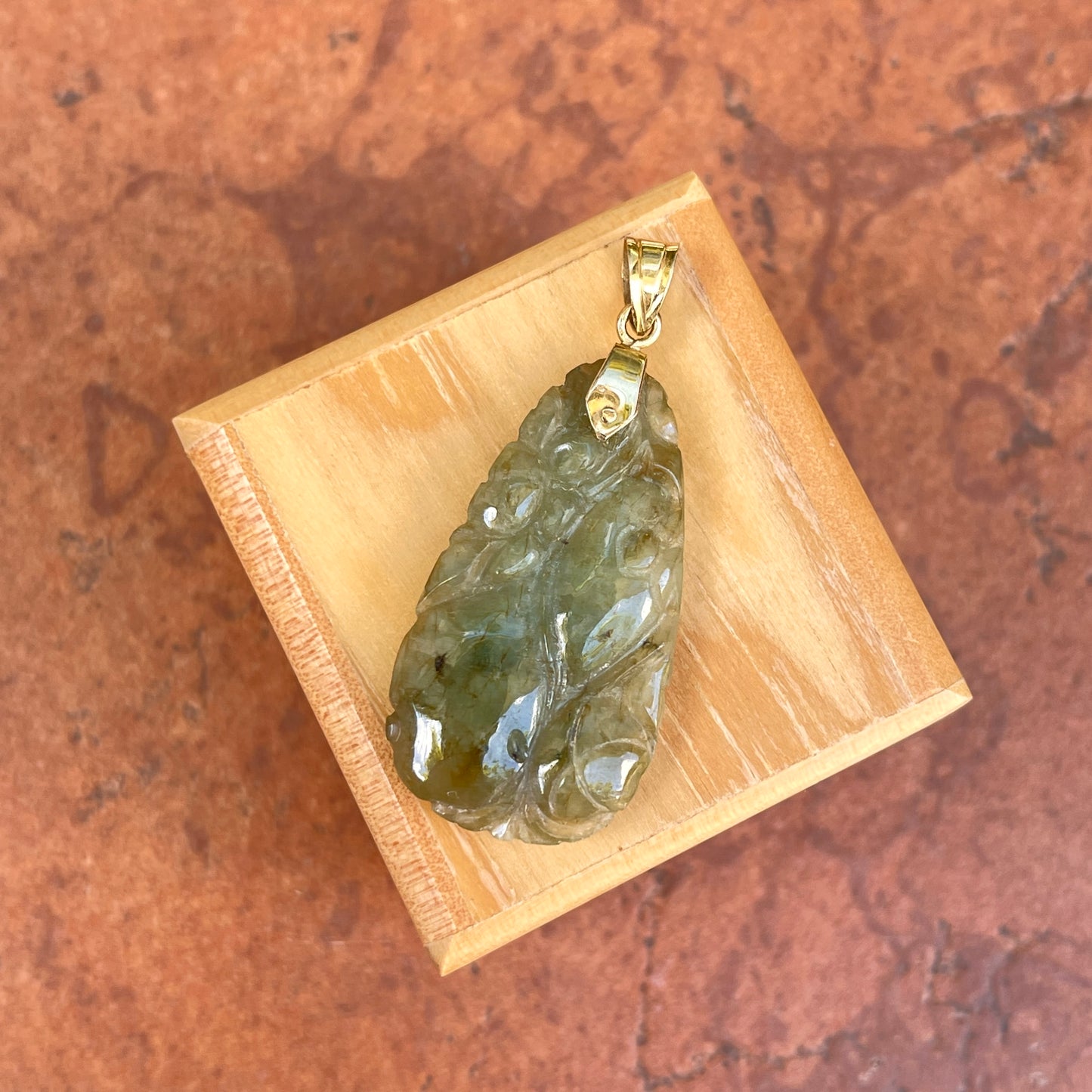 Estate 14KT Yellow Gold Teardrop Carved Floral Green Jade Pendant