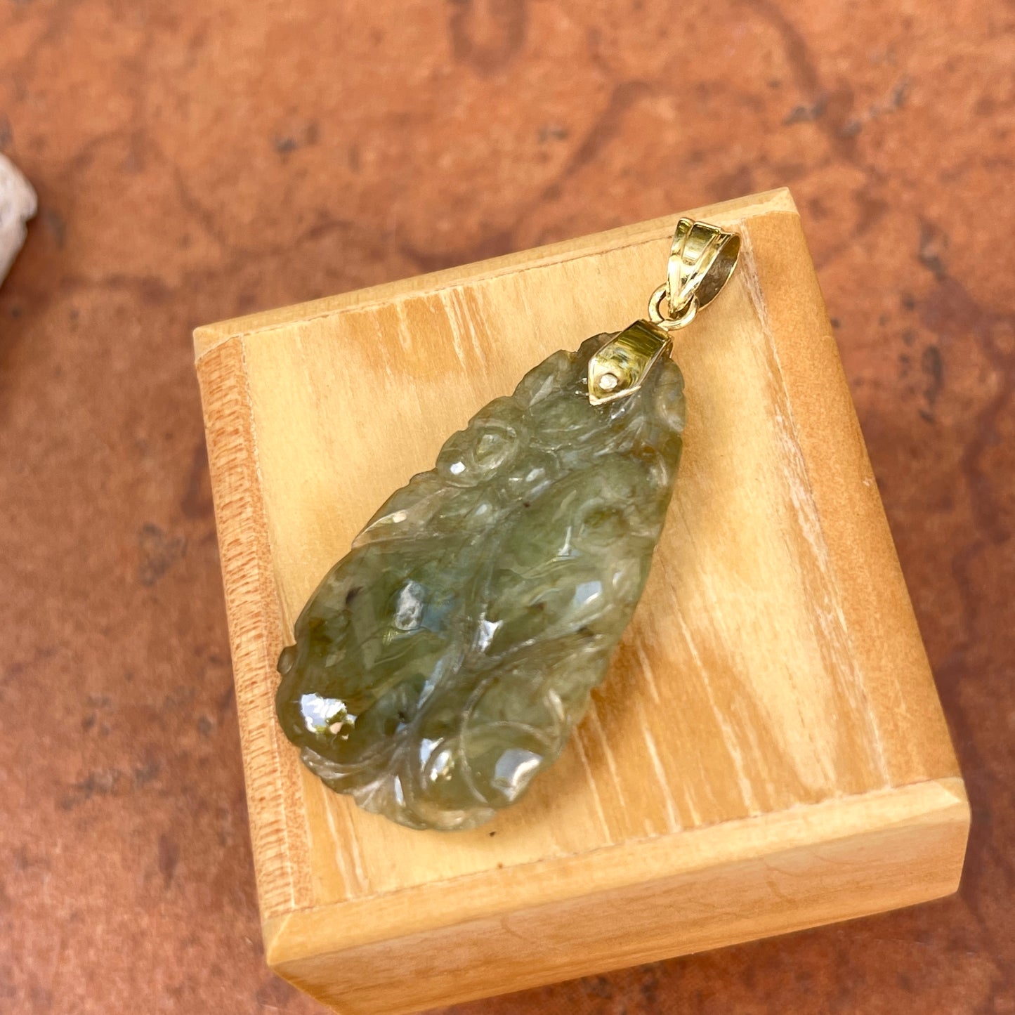 Estate 14KT Yellow Gold Teardrop Carved Floral Green Jade Pendant