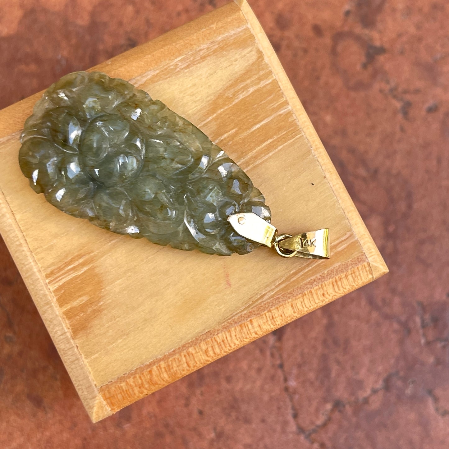 Estate 14KT Yellow Gold Teardrop Carved Floral Green Jade Pendant