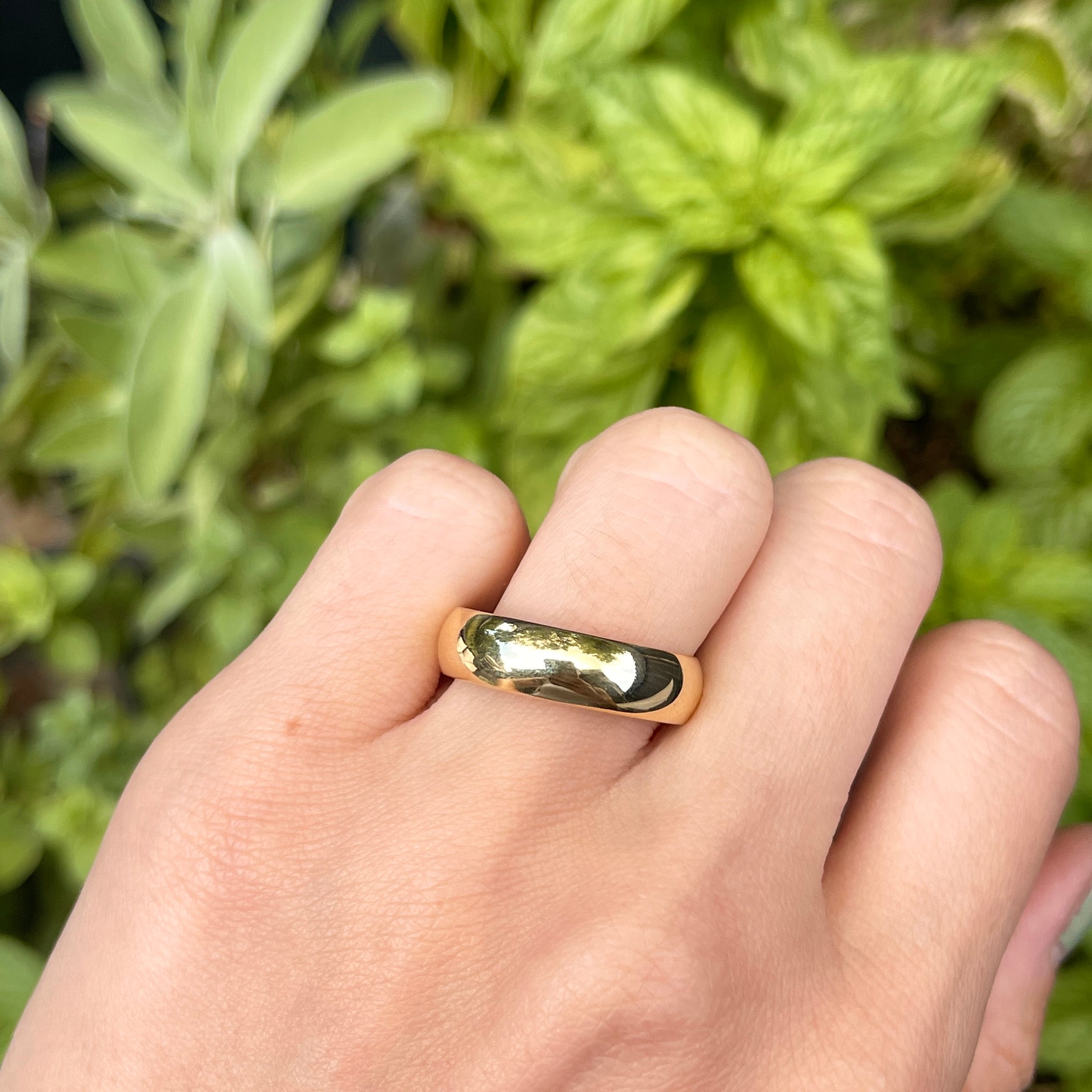 18K Yellow Gold Band Ring - 