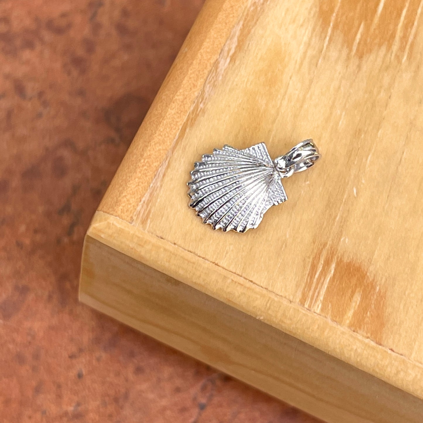 14KT White Gold 2D Scallop Shell Pendant Charm