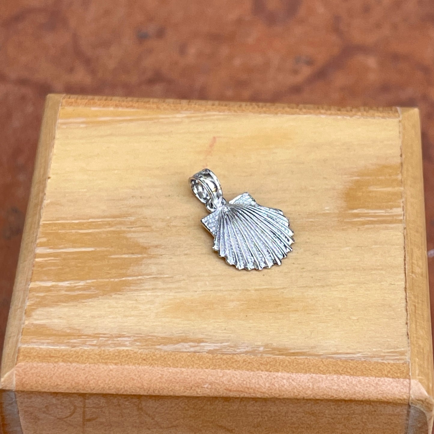 14KT White Gold 2D Scallop Shell Pendant Charm