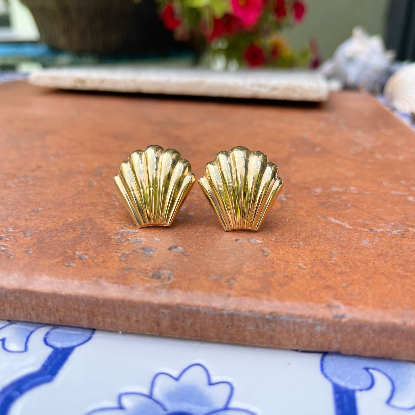 Estate 14KT Yellow Gold Ribbed Shell Omega Back Earrings