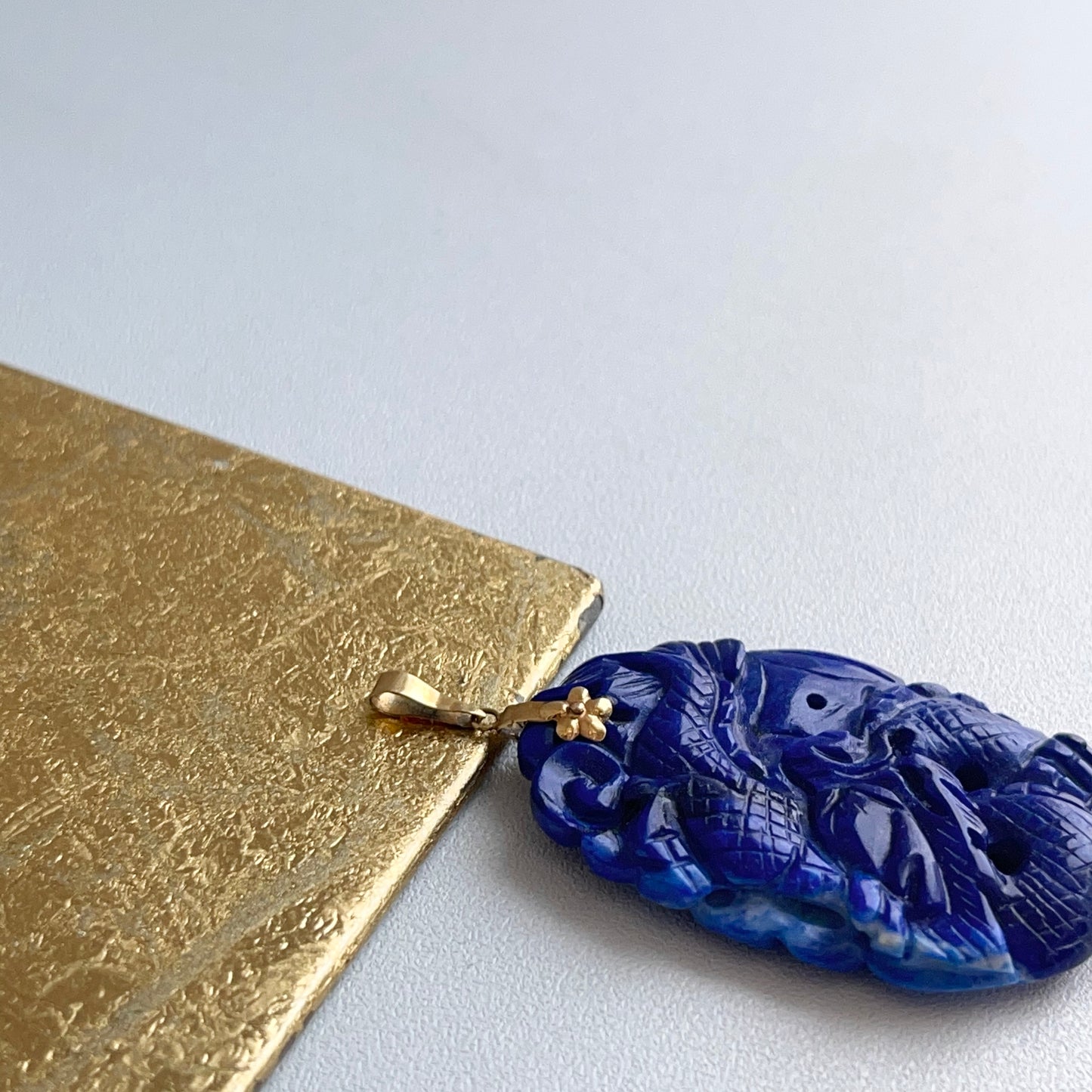 Estate 14KT Yellow Gold Carved Oval Blue Lapis Pendant 55mm