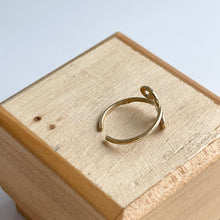 Load image into Gallery viewer, 14KT Yellow Gold Swirl Design Toe Ring