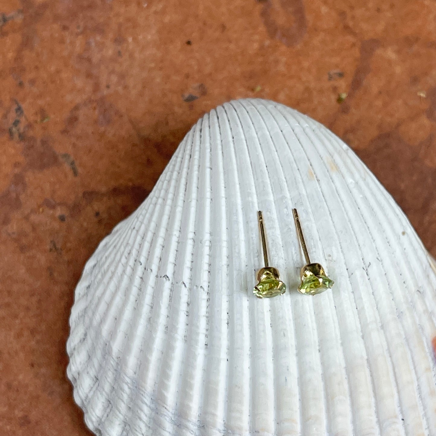 14KT Yellow Gold Round 5mm Peridot Stud Earrings