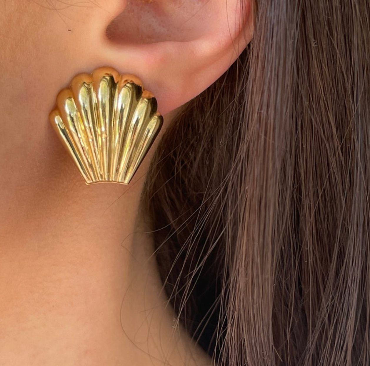 Estate 14KT Yellow Gold Ribbed Shell Omega Back Earrings