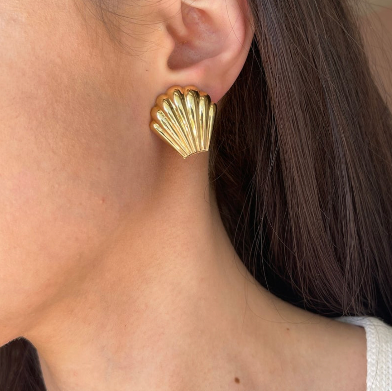 Estate 14KT Yellow Gold Ribbed Shell Omega Back Earrings